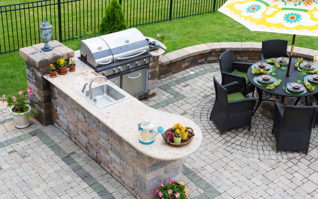 Why an Outdoor Patio Kitchen Makes a Great Entertaining Space